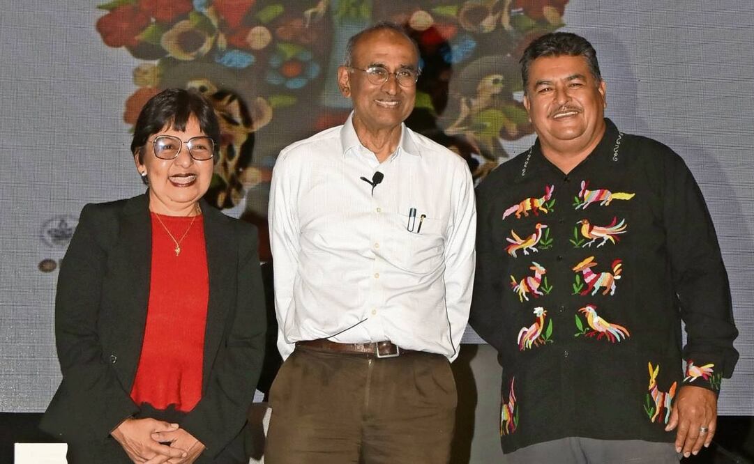 Venki Ramakrishnan (centro) habló en la BUAP sobre el ribosoma o “máquina genética”. Foto: Especial