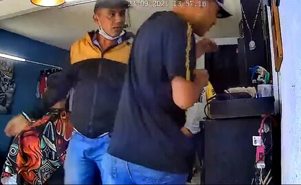 Video. "Ya te la sabes"; asaltan a empleados y a clientes en barbería de Tultepec