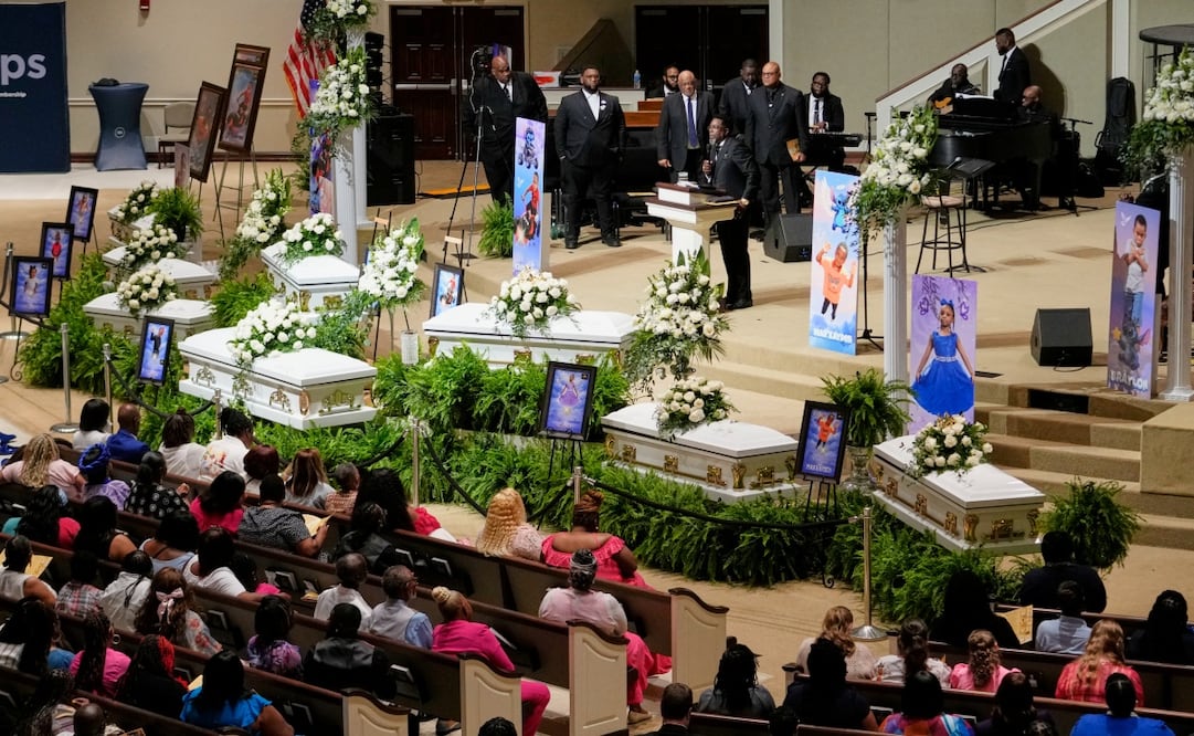 Asistentes durante el funeral de ocho niños víctimas de un tiroteo masivo en la iglesia bautista Summer Grove (09/05/2026). Foto: AP.