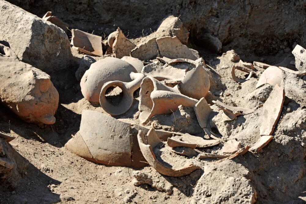 Cerámica prehispánica hallada en las unidades habitacionales de Tecoaque, lo que indica que los acolhuas abandonaron su hogar de manera inesperada al saber que los españoles iban por ellos (CORTESÍA INAH)