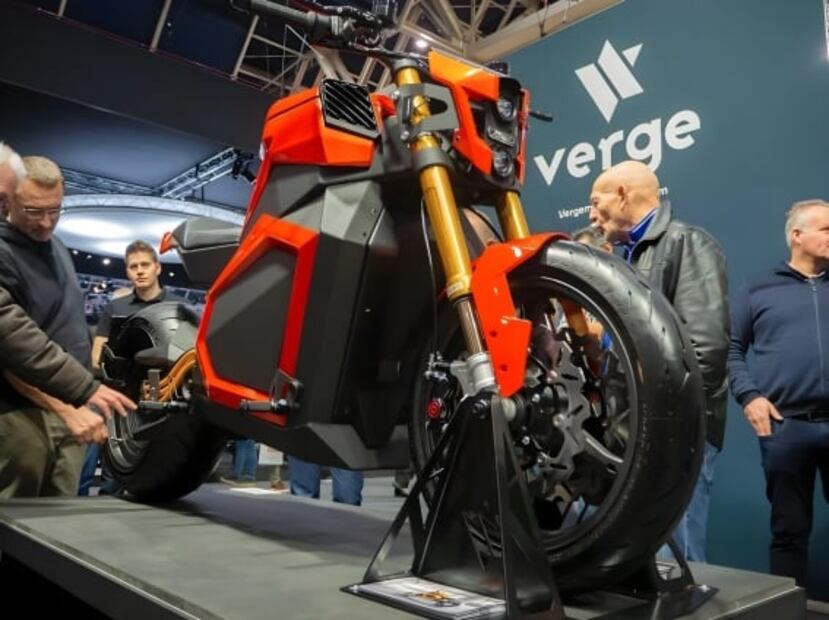 La moto eléctrica que guarda las baterías en su llanta