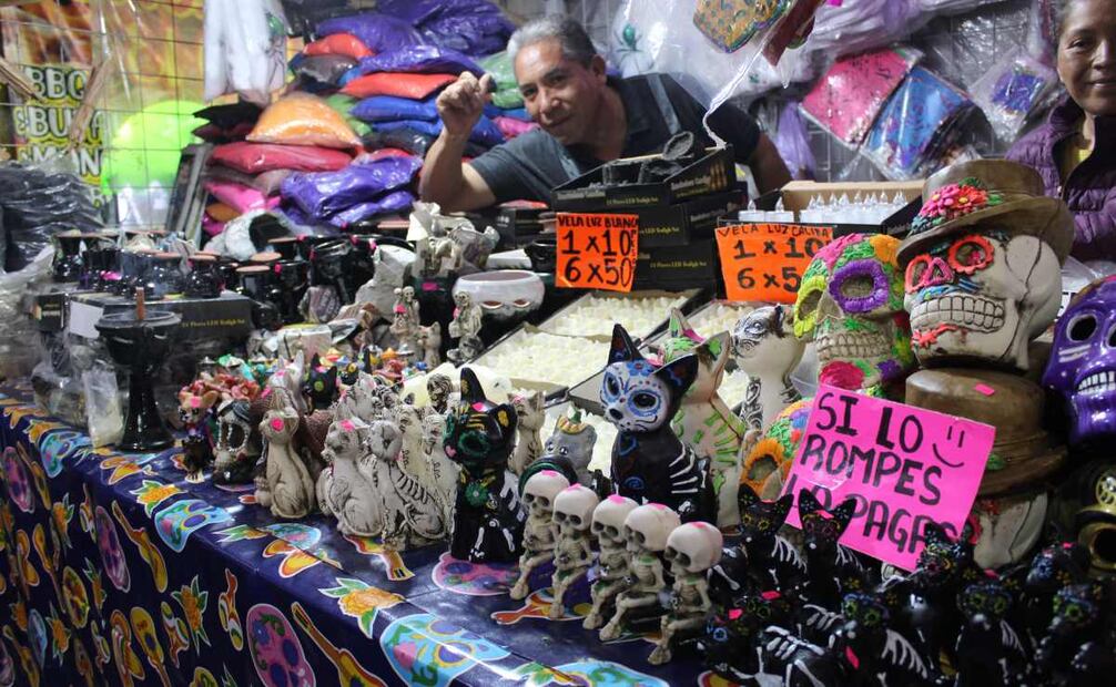 Si quieres honrar a tu peludo de cuatro patas que se te adelantó, aquí pueden encontrar opciones de figuritas para su ofrenda o decoración. Foto: Alejandra Ortiz / EL UNIVERSAL