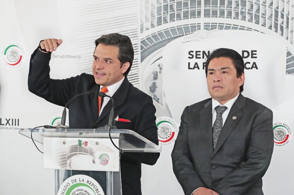 El vicecoordinador del grupo parlamentario, Zoé Robledo, y el senador Marlon Berlanga, del PT. Foto: ALEJANDRO ACOSTA. EL UNIVERSAL