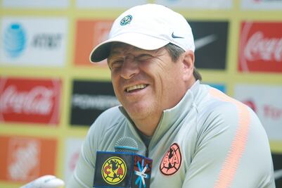 Miguel Herrera bromea con el tema de naturalizados