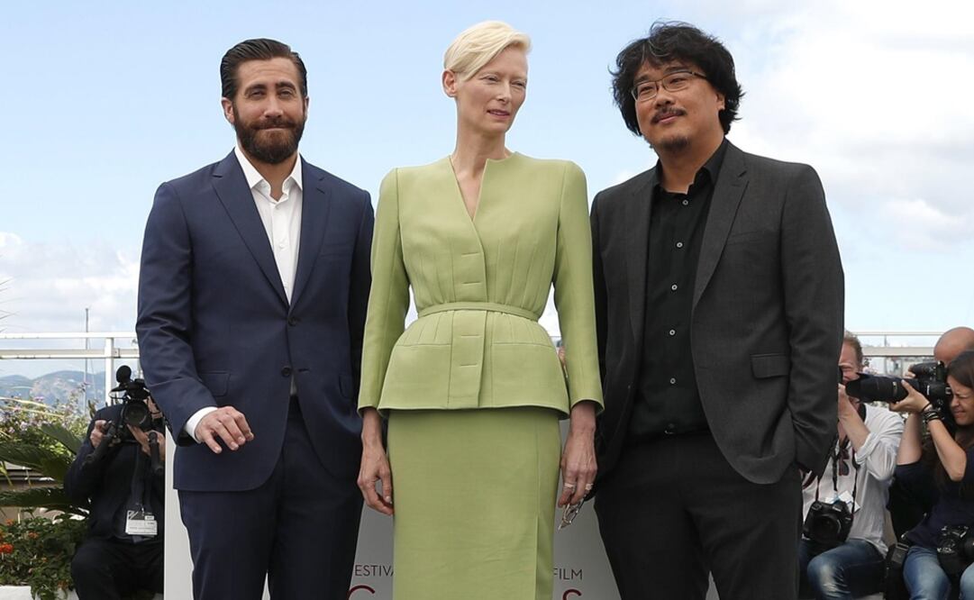 El director surcoreano Bong Joon-ho (d) posa con la actriz británica Tilda Swinton (c) y el actor estadounidense Jake Gyllenhaal durante la presentación gráfica de la película "Okja" .FOTO: EFE