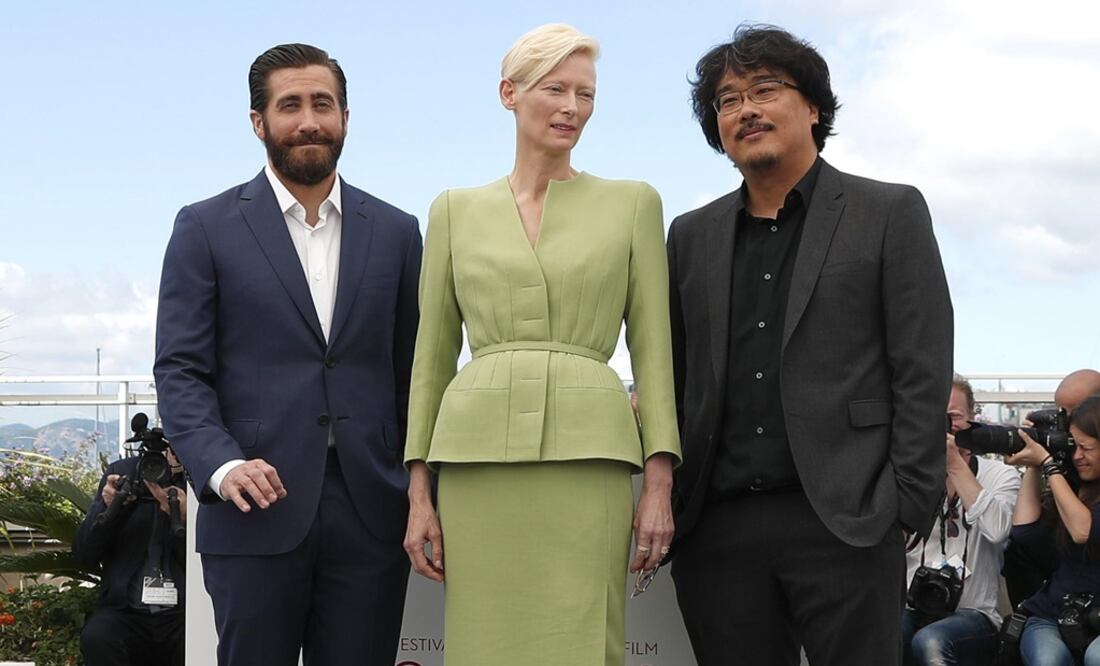 El director surcoreano Bong Joon-ho (d) posa con la actriz británica Tilda Swinton (c) y el actor estadounidense Jake Gyllenhaal durante la presentación gráfica de la película "Okja" .FOTO: EFE