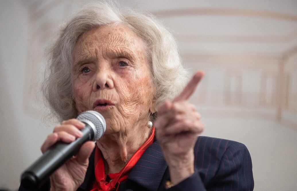 La escritora Elena Poniatowska habla durante una rueda de prensa hoy, en la Ciudad de México.
Foto: EFE/ Isaac Esquivel