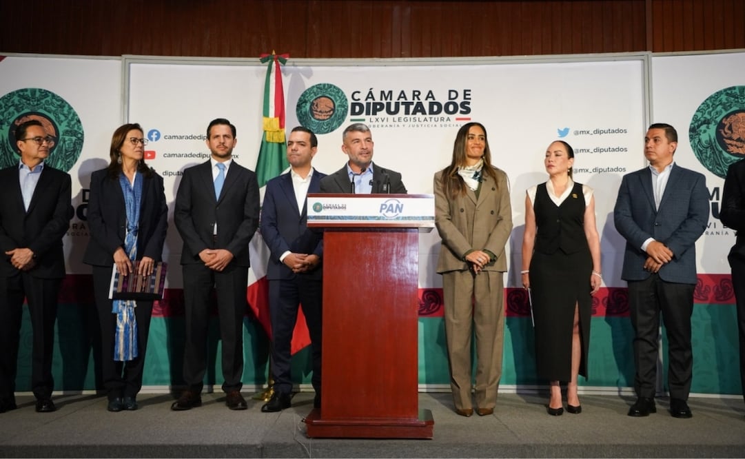 Los alcaldes de Miguel Hidalgo, Cuauhtémoc y Cuajimalpa, Mauricio Tabe, Alessandra Rojo de la Vega y Carlos Orvañanos, respectivamente, acudieron a la Cámara de Diputados a presentar una iniciativa para que las demarcaciones territoriales y municipios tengan facultades y presupuesto para atender escuelas. | Foto: Especial.