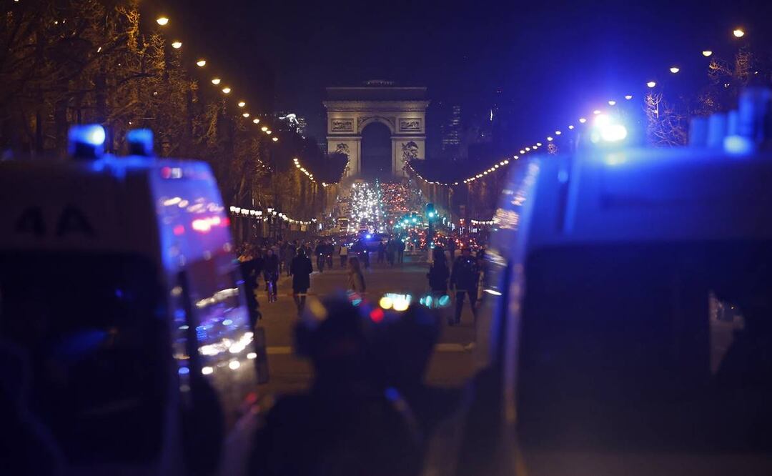 Policías franceses se enfrentan a los manifestantes cuando estallan los enfrentamientos en la plaza Place de la Concorde, frente al Parlamento francés (Asamblea Nacional) en París. FOTO: EFE