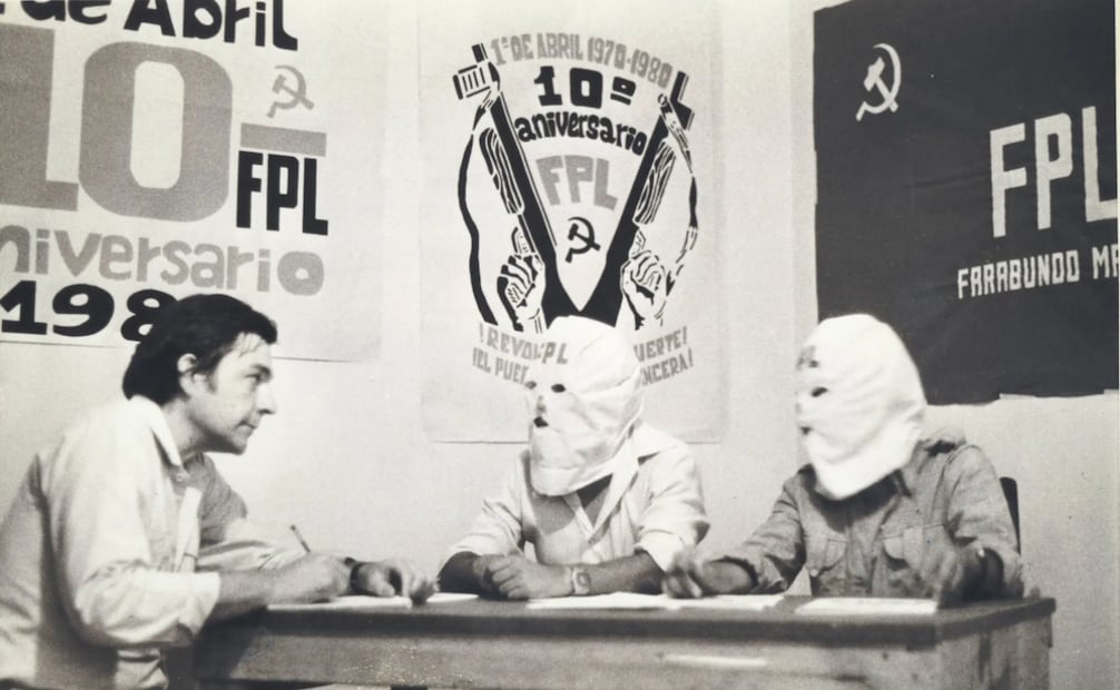 Alan Riding entrevista a líderes rebeldes en El Salvador durante la década de 1980. Foto: @JorgeGCastaneda