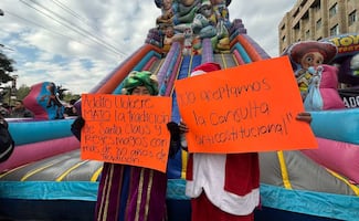 Protestan contra cancelación de romería en Monumento a la Revolución; instalan inflables en Eje Central