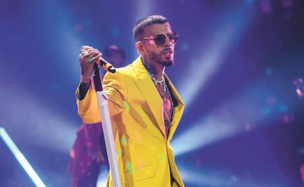 Le lanzan celular a Rauw Alejandro en concierto, él reacciona y muestra el golpe