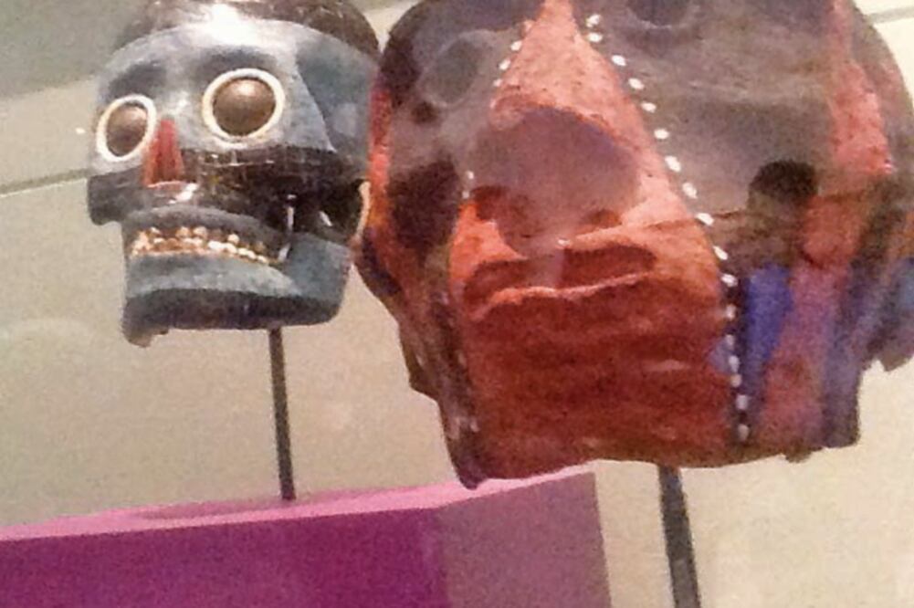 Muestra exhibe cráneos humanos. (ESPECIAL)