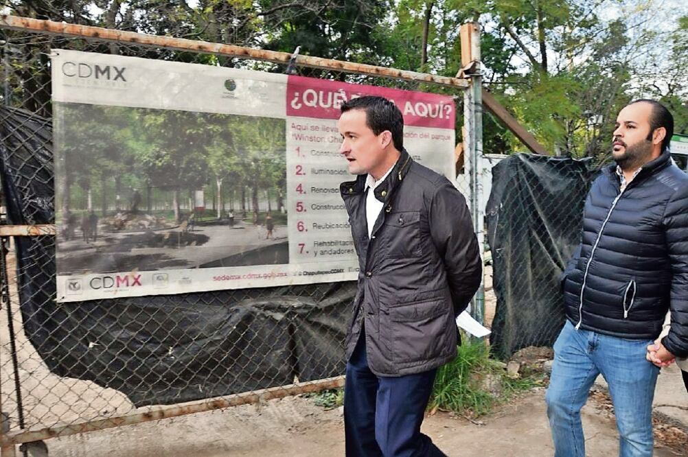 Al recorrer con vecinos el parque el Mexicanito, Mikel Arriola cuestionó el desinterés y la opacidad con que se manejan los recursos públicos, como los empleados en esta zona que, acusa, se encuentra deteriorada (ESPECIAL)