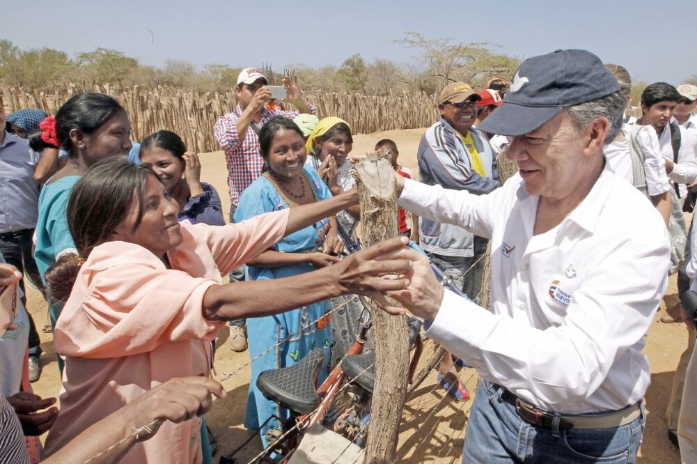 El presidente de Colombia, Juan Manuel Santos, ayer en una escuela en La Guajira, la misma zona que el jueves visitaron guerrilleros armados (MAURICIO DUEÑAS CASTAÑEDA. EFE)