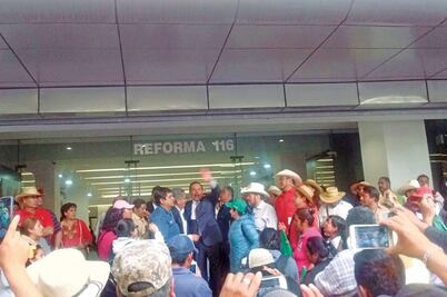 Irrumpen campesinos en la Cancillería