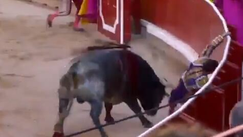 Brutal embestida a torero en San Fermín