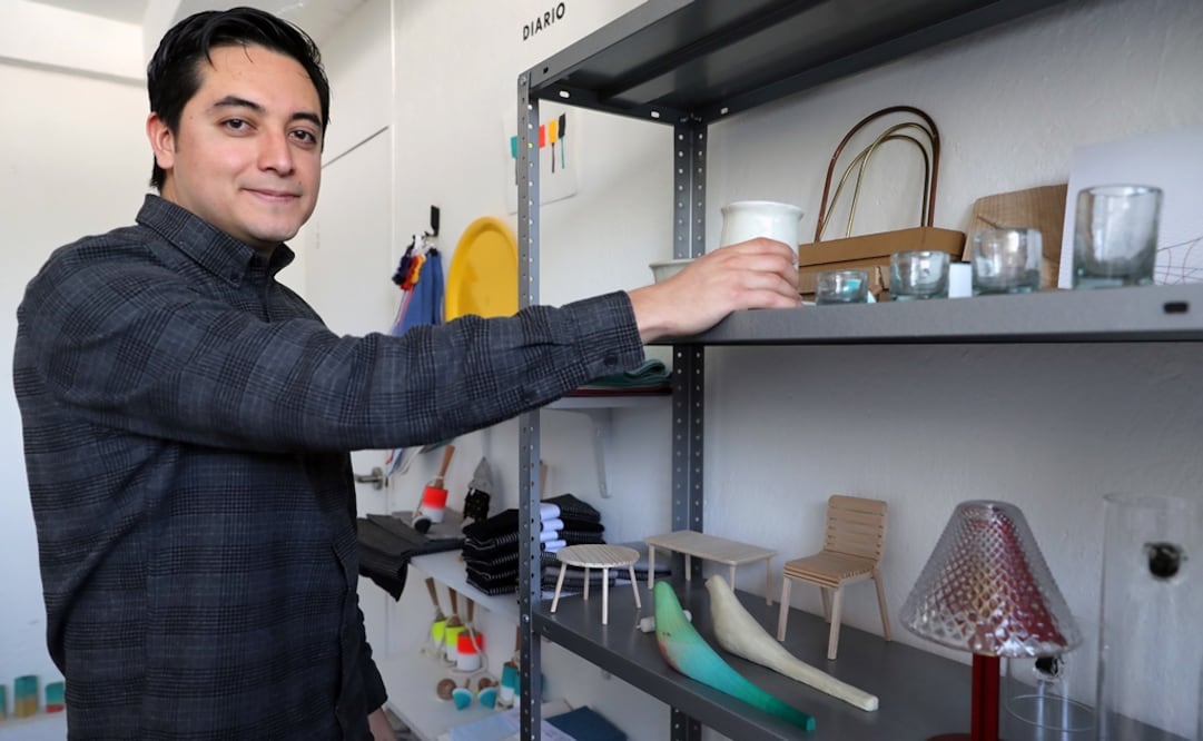 Moises Hernández es diseñador. Tiene su despacho y produce una línea de artesanías que se llama "Diario". Foto: Lucía Godínez / EL UNIVERSAL