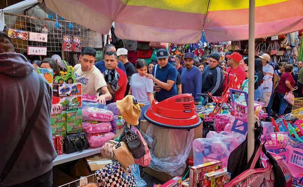 Cientos de personas acuden a las calles de Peña y Peña, y del Carmen en el Centro Histórico. Foto: Diego Simón Sánchez / EL UNIVERSAL