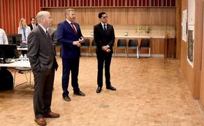 El canciller Roberto Velasco y el embajador estadounidense, Ronald Johnson, durante su visita al Centro Conjunto de Coordinación en la Embajada de Estados Unidos en México. Foto: X @USAmbMex