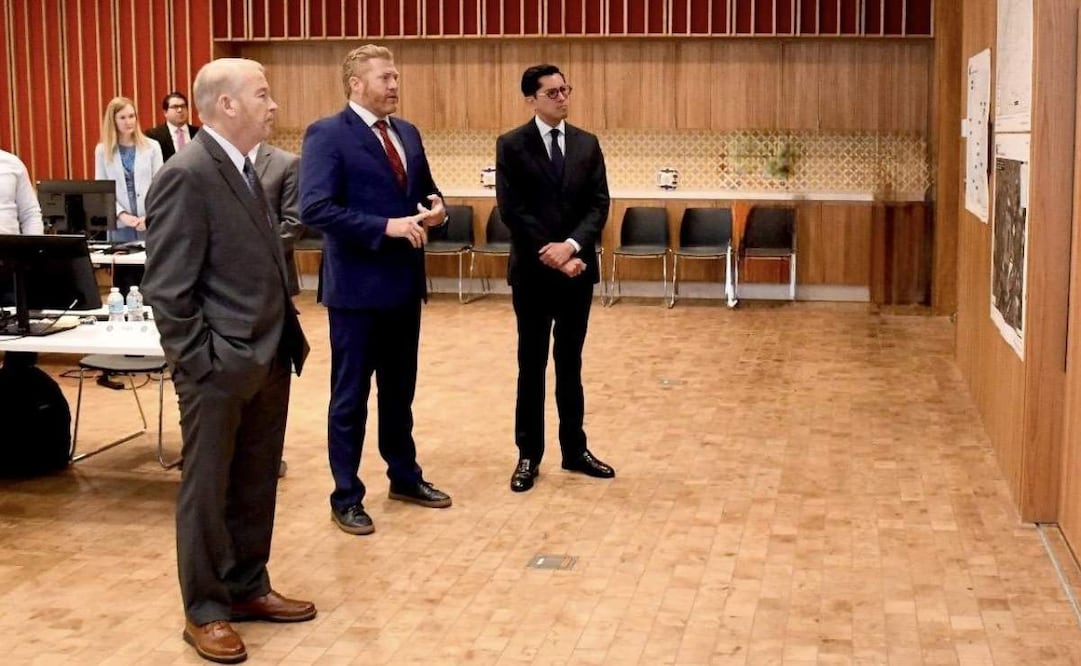El canciller Roberto Velasco y el embajador estadounidense, Ronald Johnson, durante su visita al Centro Conjunto de Coordinación en la Embajada de Estados Unidos en México. Foto: X @USAmbMex