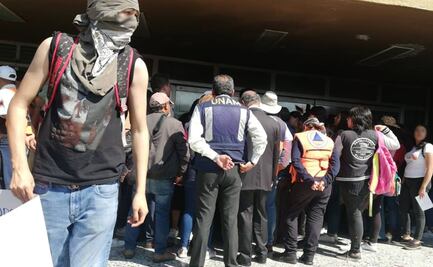 Estudiantes de CCH Azcapotzalco entregan pliego petitorio en Rectoría de la UNAM