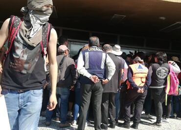 Estudiantes de CCH Azcapotzalco entregan pliego petitorio en Rectoría de la UNAM