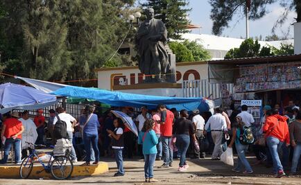 Sección 22 mantiene bloqueo frente al IEEPO en Oaxaca