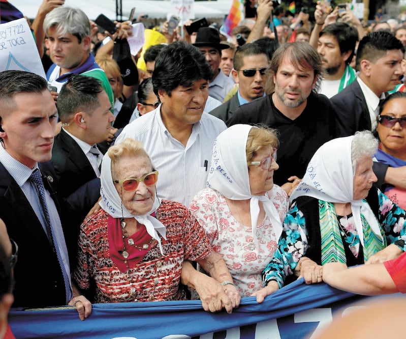 El expresidente boliviano Evo Morales, ayer al acompañar a las Madres de Plaza de Mayo, en Buenos Aires. Foto: AGUSTÍN MARCARIAN. REUTERS