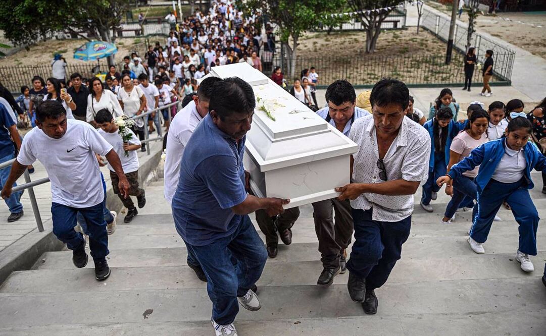 Familiares cargan el ataúd de Fer Maria Ancajima, de 10 años, quien murió por dengue en Perú. Foto: AFP