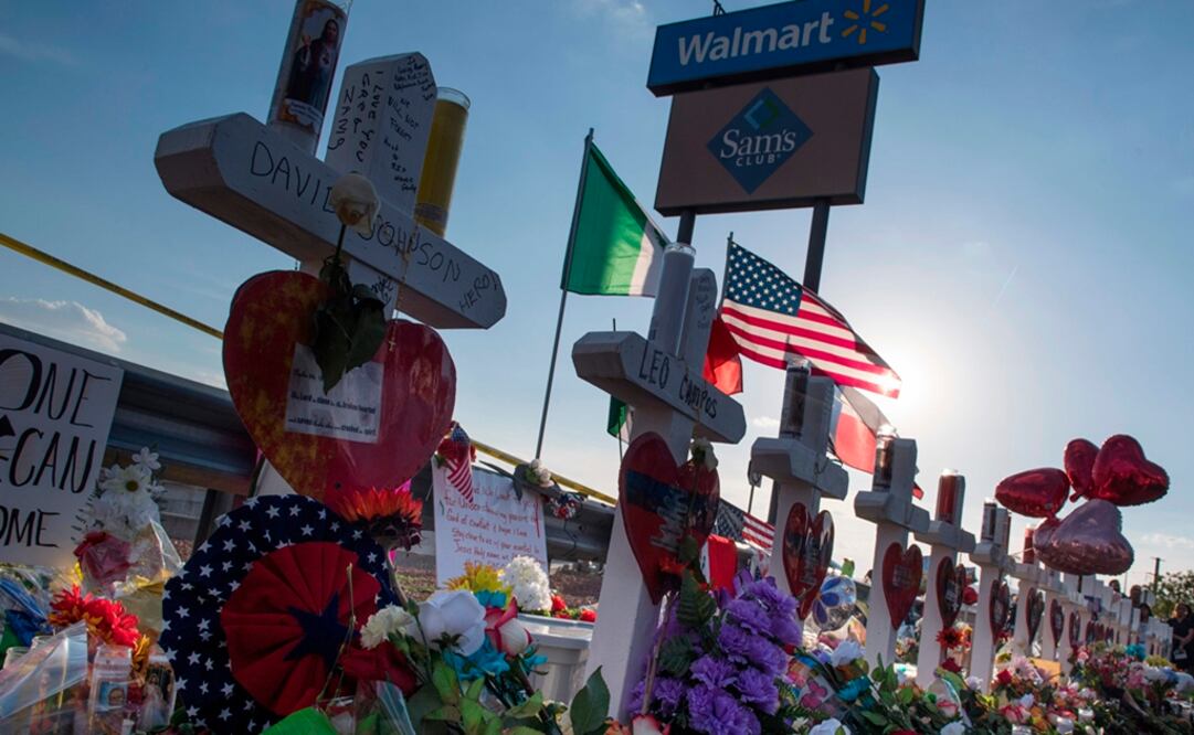 La procesión continuó hasta un parque donde las cruces quedaron erguidas en soportes en torno a un altar comunitario. Foto: AFP