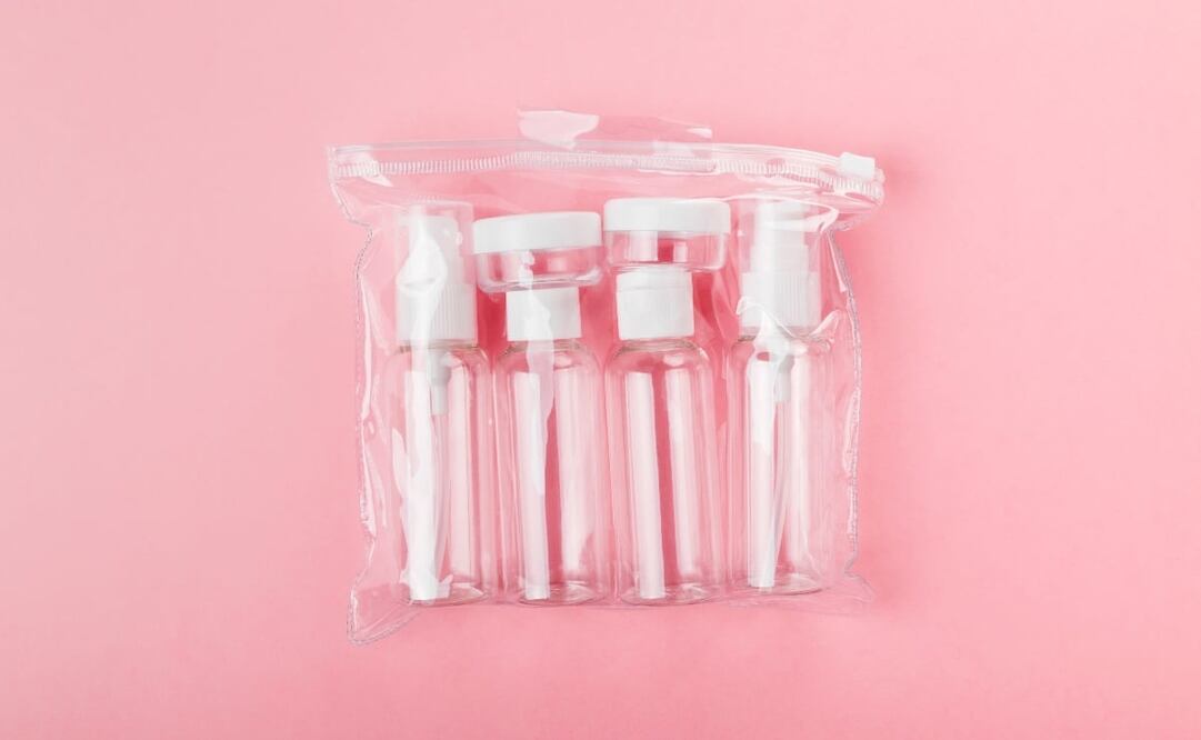 En tu equipaje de mano puedes llevar líquidos en contenedores menores a 100 mililitros. Foto: iStock