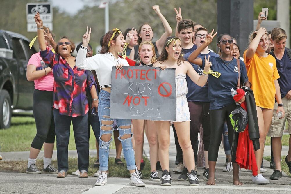 Estudiantes de la secundaria West Boca, a su llegada ayer a la escuela Marjory Stoneman Douglas, donde homenajearon a los alumnos baleados el 14 de febrero (AFP)