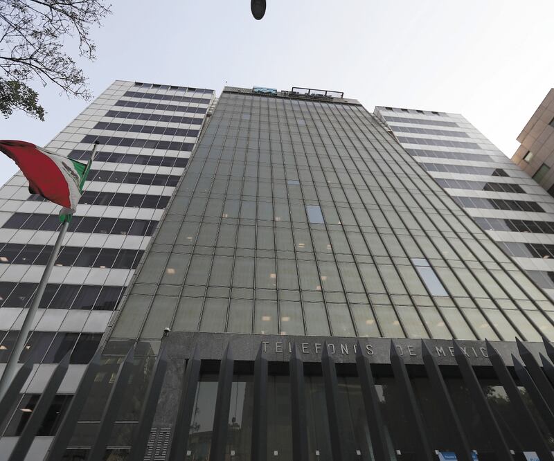 El próximo año debe concluir la división de Telmex en dos compañías: una que ofrezca servicios a usuarios finales y otra a empresas. ARCHIVO EL UNIVERSAL