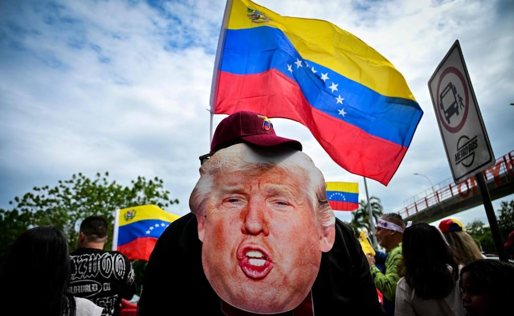 Venezolanos residentes en Panamá celebran con banderas nacionales venezolanas y una máscara del presidente estadounidense Donald Trump, en la Ciudad de Panamá el 3 de enero de 2026. Foto: Martin Bernetti / AFP