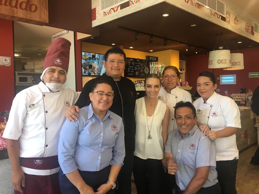 Angeline Diez y algunos miembros del equipo de El Globo