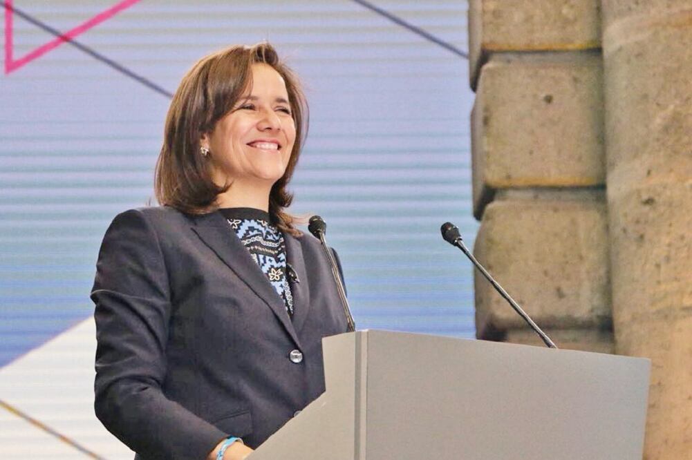 La ex primera dama Margarita Zavala no perdió su sonrisa, a pesar de los gritos de ciudadanos en favor de AMLO. Foto: JUAN CARLOS REYES. EL UNIVERSAL