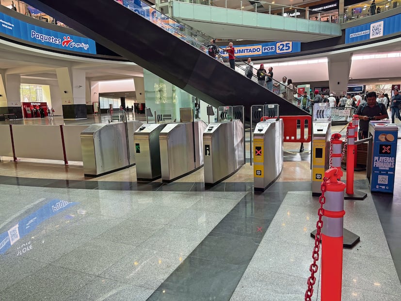 Cinco torniquetes fueron instalados para la entrada a esta estación terminal que será el punto de partida para los viajeros que se dirigen al AIFA. Foto: Arturo Contreras/ EL UNIVERSAL