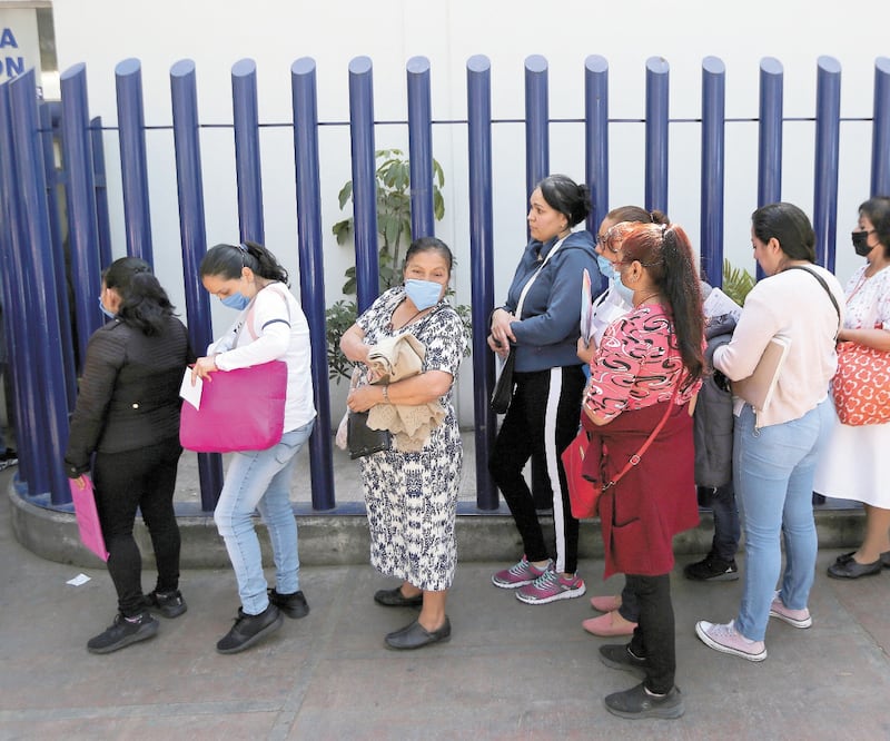 Conforme las personas acuden a los hospitales, se van identificando los casos sospechosos de coronavirus, detalló la Secretaría de Salud. AP