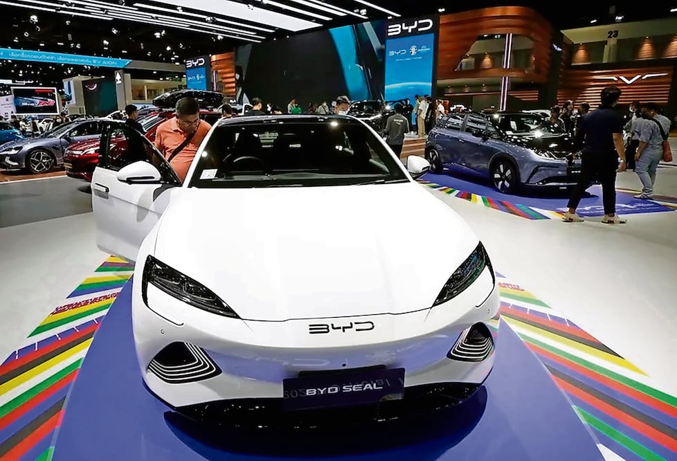 Un visitante se sube a un auto eléctrico chino BYD, en la exhibición internacional de Bangkok. Foto: EFE