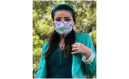 Violeta Isfel va de los foros a su puesto de hamburguesas