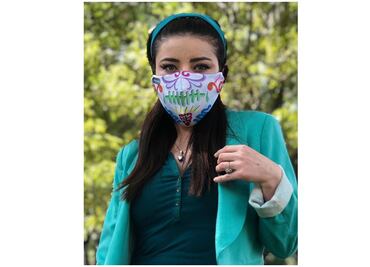 Violeta Isfel va de los foros a su puesto de hamburguesas