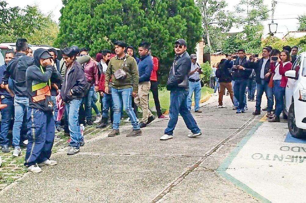 En el exterior del hotel sede de la conferencia de Ulises Ruiz arribó un grupo de profesores de la Sección 22 del SNTE, acompañados por jóvenes, para gritar consignas en su contra (EDWIN HERNÁNDEZ. EL UNIVERSAL)