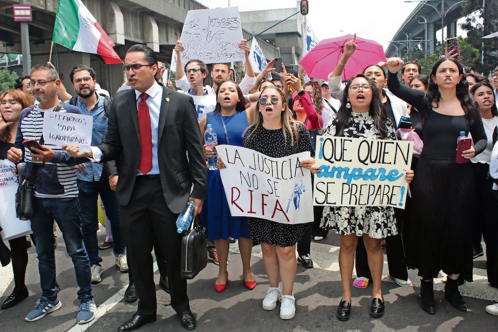 Los líderes del movimiento en contra de la reforma judicial dieron portazo en la entrada 6 del Autódromo Hermanos Rodríguez. FOTOS: FRANCISCO RODRÍGUEZ. EL UNIVERSAL