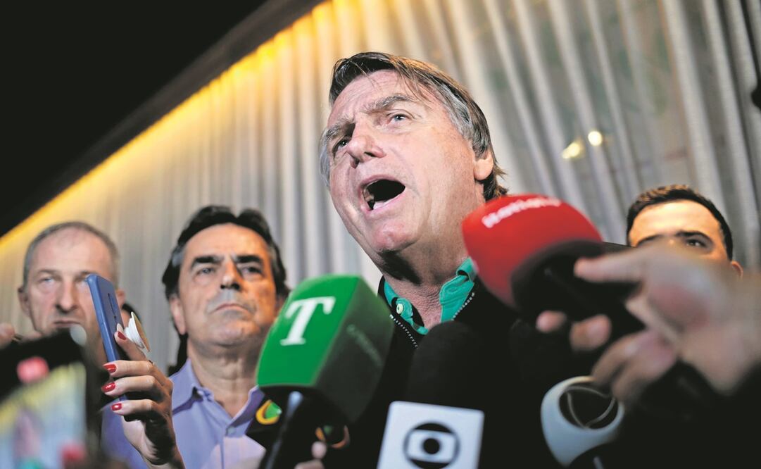 El expresidente de Brasil, Jair Bolsonaro, ayer en un restaurante en Belo Horizonte. Foto: Thomas Santos / AP