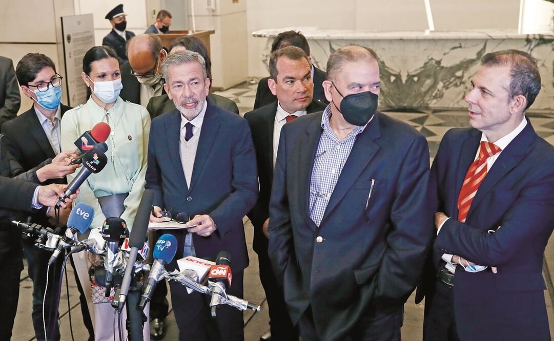 El representante de la oposición venezolana, Gerardo Blyde, habla ante la prensa en Ciudad de México. La delegación del gobierno venezolano anunció los primeros dos acuerdos parciales con la oposición. Foto: José Méndez. EL UNIVERSAL