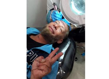 Acusan a británicos de tatuar a un hombre sin hogar durante despedida de soltero en España