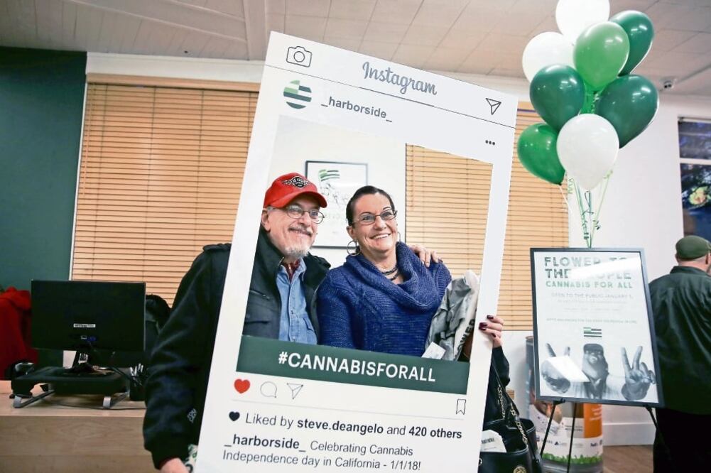 Clientes de la tienda “H arborside”, en Oakland, California, posan para la foto. Este es uno de los 90 establecimientos que lograron tener todo en orden en California para poder empezar a vender marihuana con fines recreativos (FOTOS: CORTESÍA HARBORSIDE)