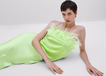 Cómo llevar prendas y accesorios con plumas con estilo