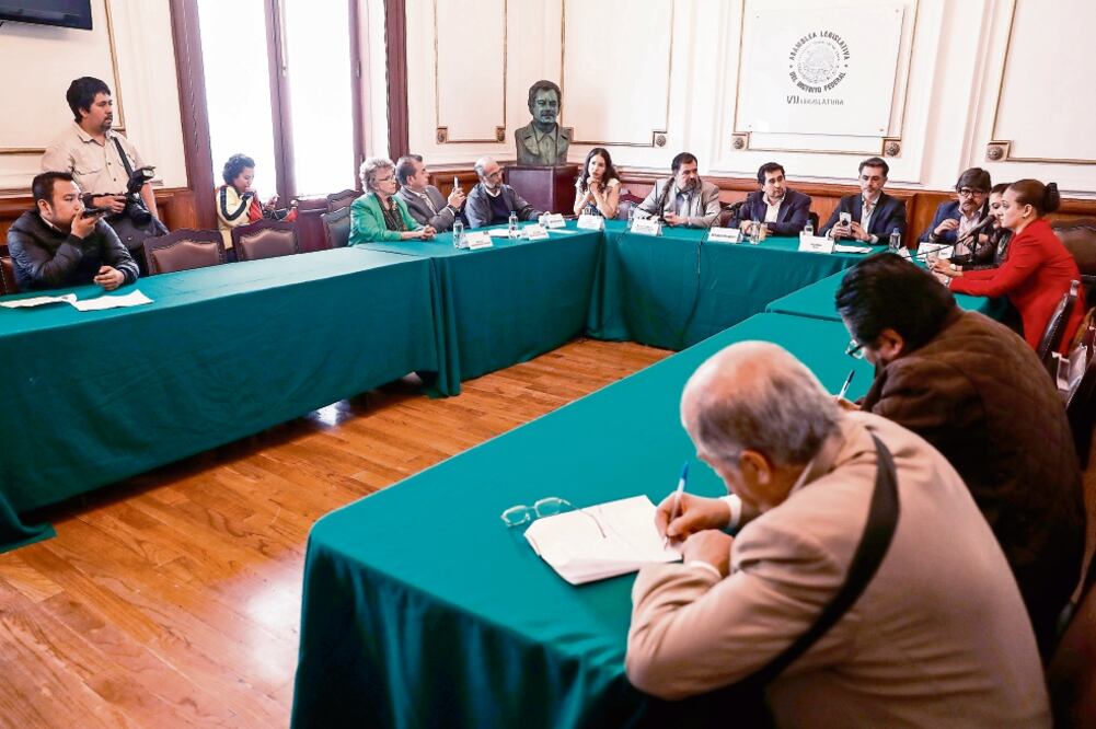 Legisladores de la bancada de Morena, miembros de la Fundación Conciencia y Dignidad, así como actores y actrices presentaron la iniciativa ciudadana “Como veo, doy” en la Asamblea Legislativa de la CDMX (CRISTOPHER ROGEL. EL UNIVERSAL)